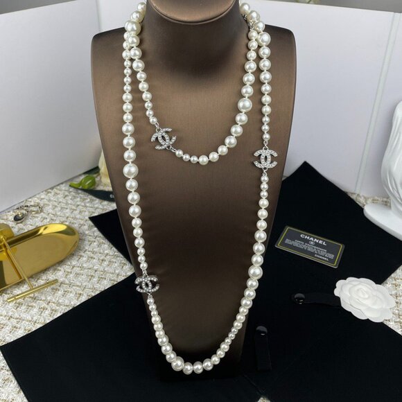 Chanel Pearl CC Necklace with Crystal Logo - Like New - Picture 1 of 6